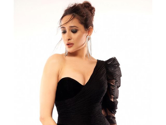 Mesmerising Looks Of Pragya Jaiswal In Black Outfit